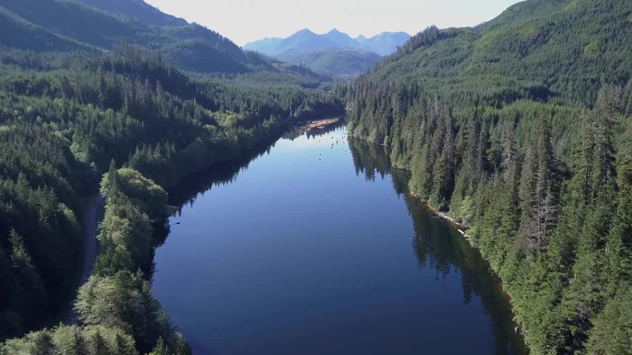 空中俯瞰崎岖的高山湖泊视频素材