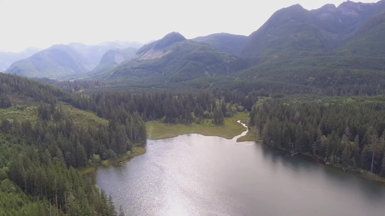 架空盘正好在山湖上空视频素材