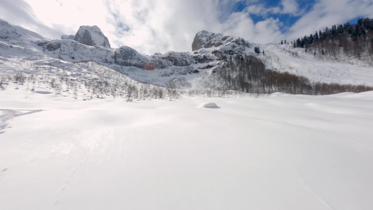 鸟瞰图运动FPV无人机飞行近纹理天然高山顶山顶岩石视频素材