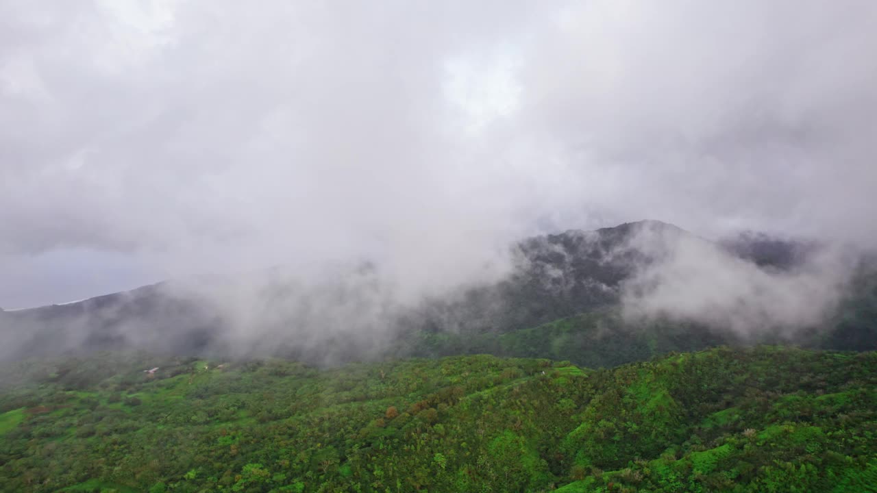 飞越热带火山岛上的云层。法属波利尼西亚塔希提岛鸟瞰图。视频素材