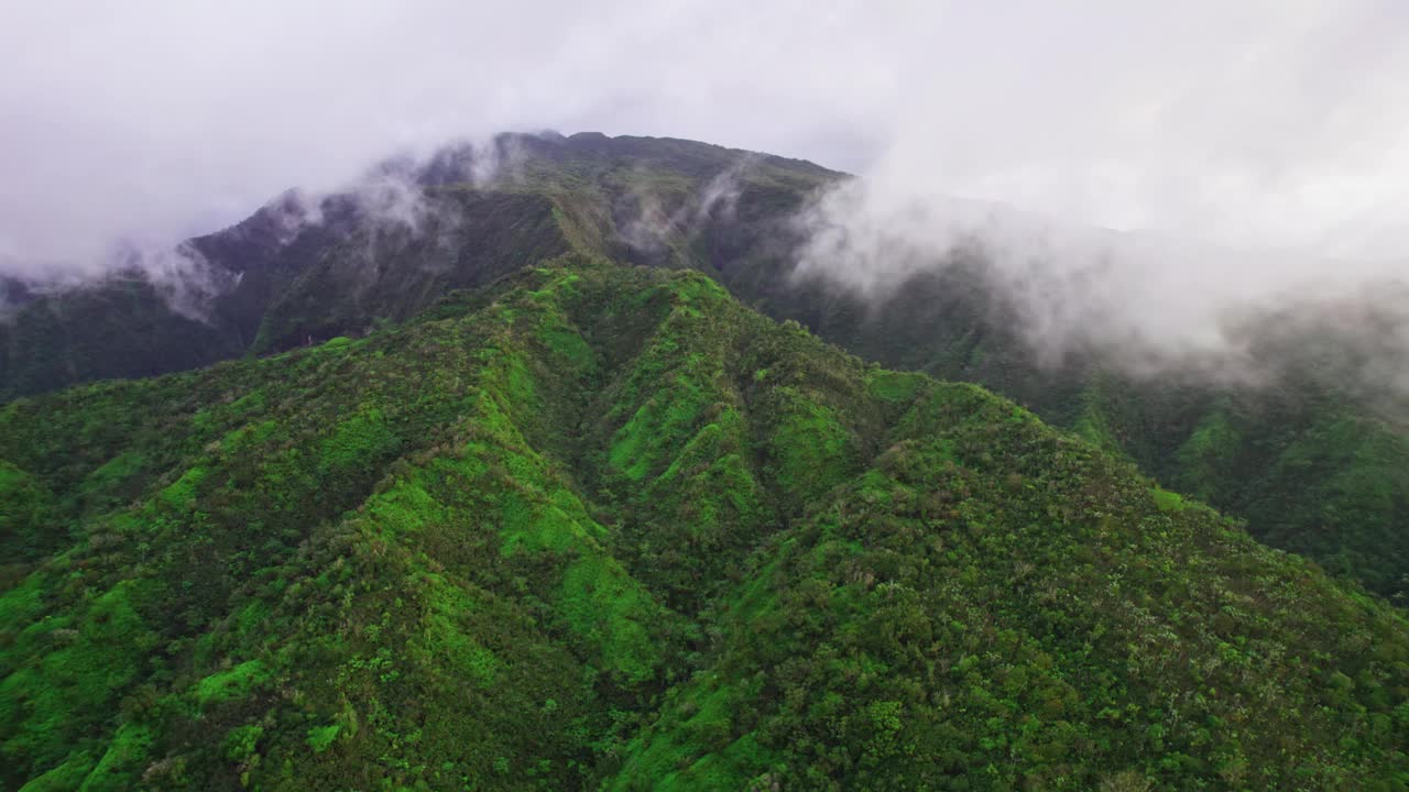 飞越热带火山岛上的云层。法属波利尼西亚塔希提岛鸟瞰图。视频素材