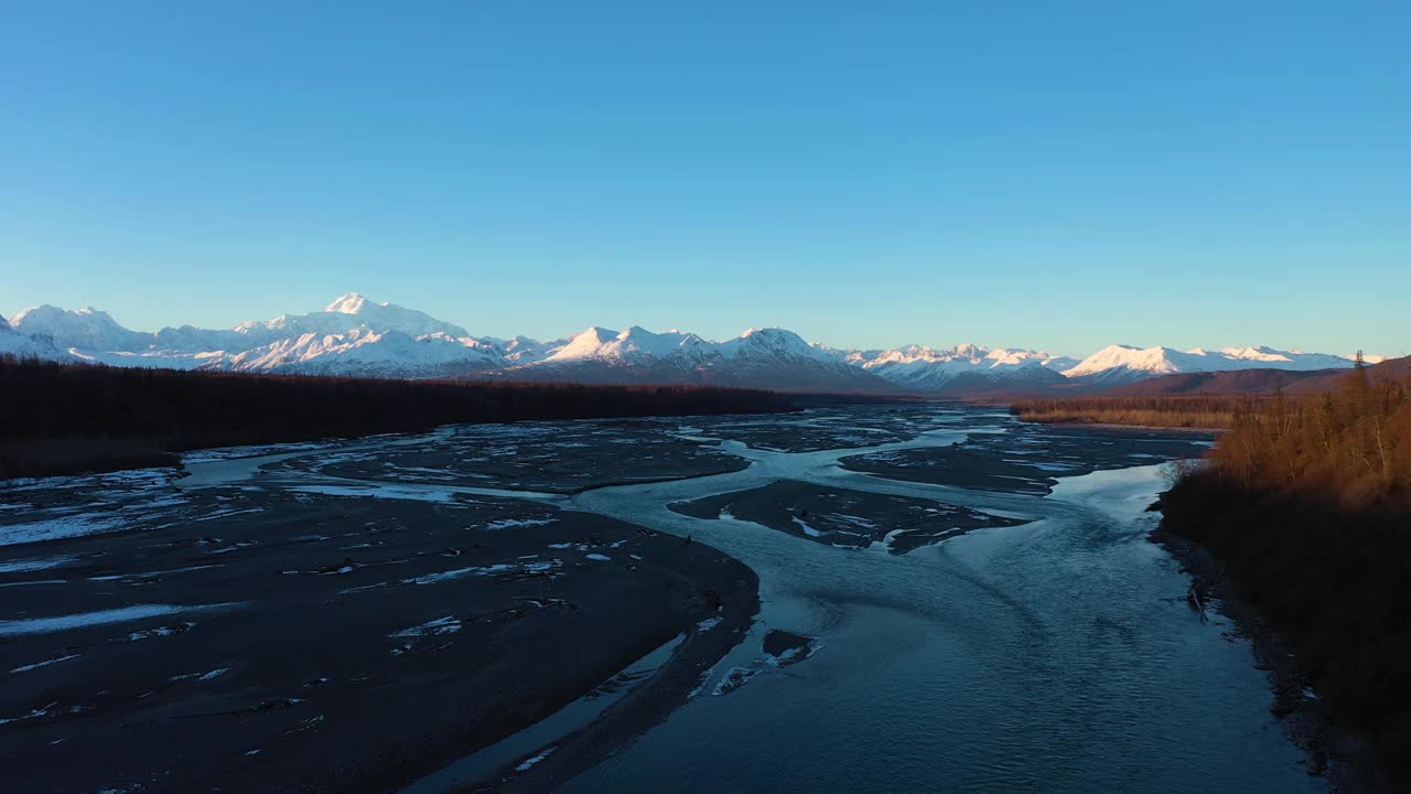 德纳里山和丘利特纳河在冬天日落。美国阿拉斯加。鸟瞰图视频素材