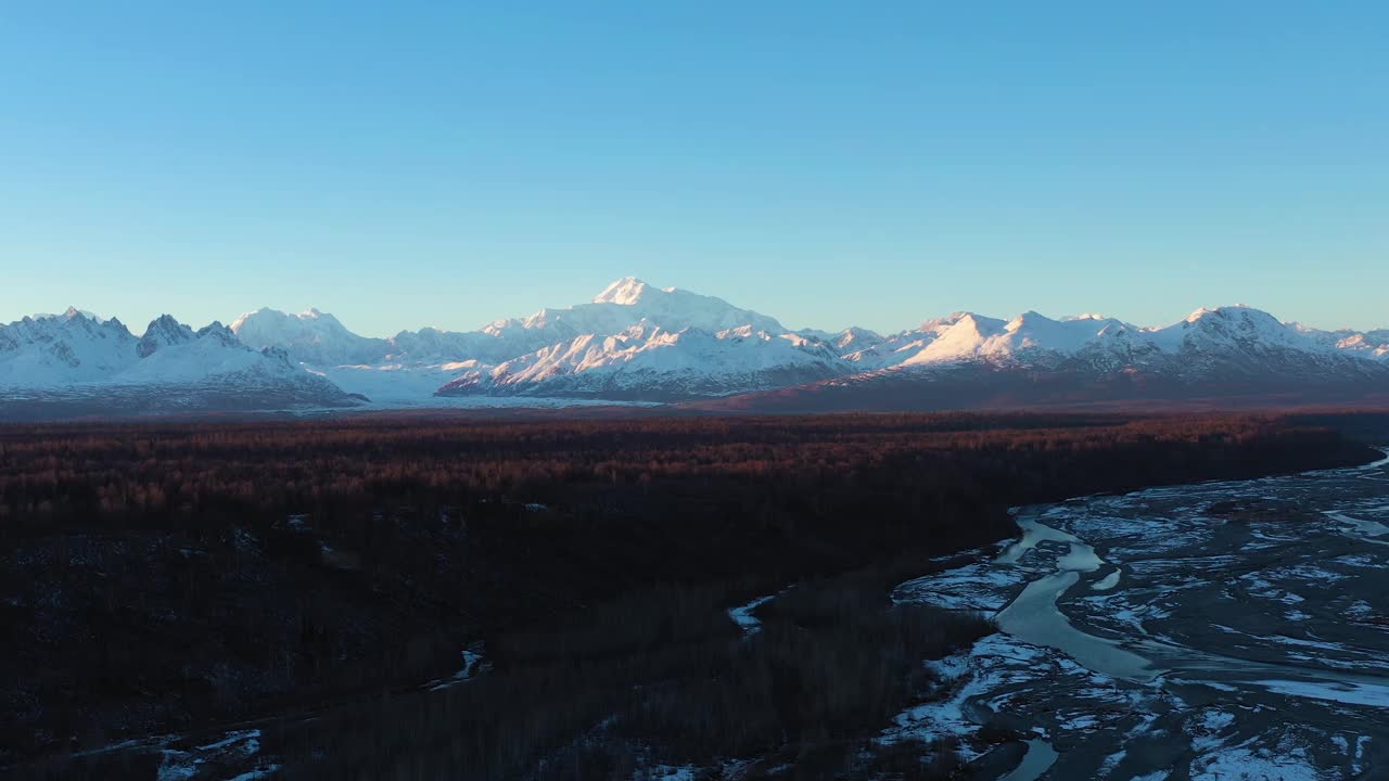 德纳里山和丘利特纳河在冬天日落。美国阿拉斯加。鸟瞰图视频素材