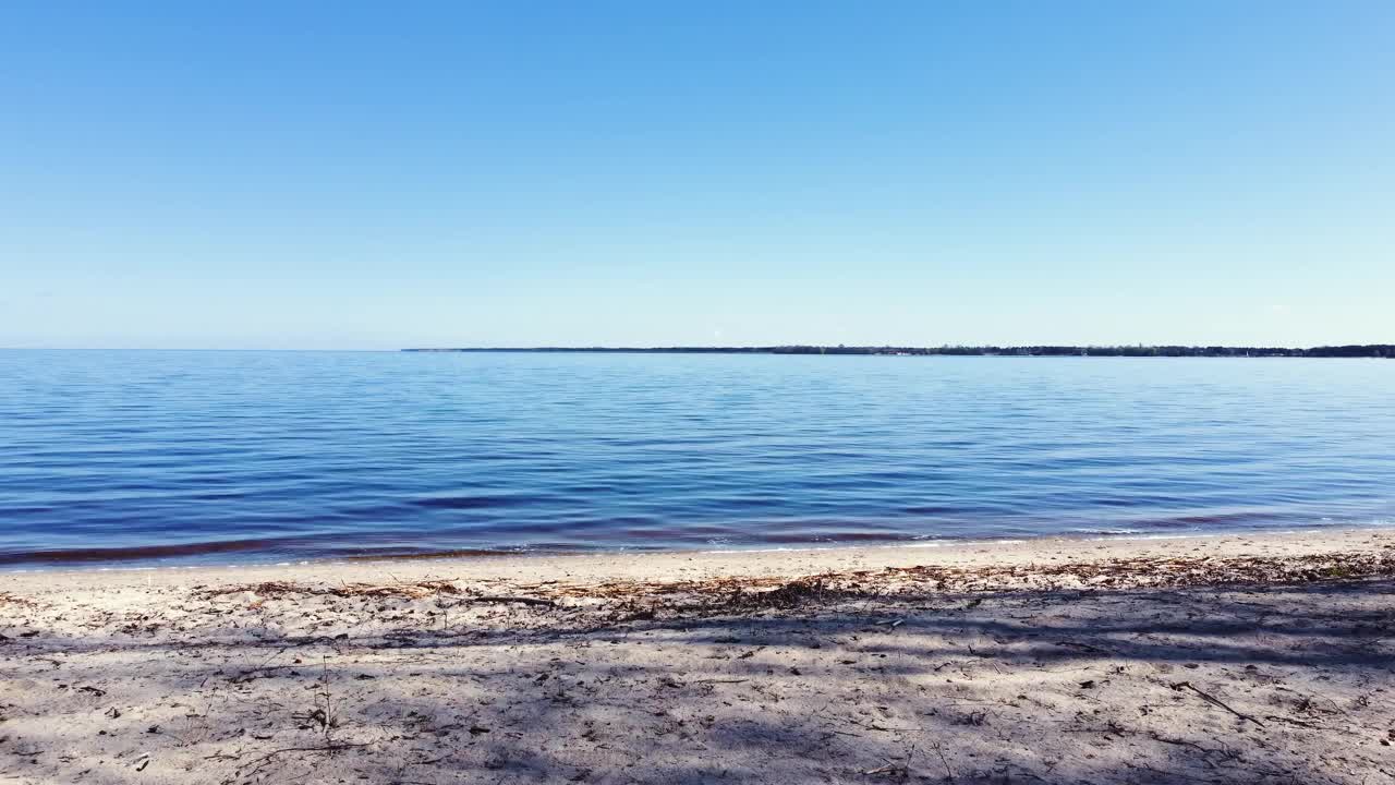 大水库水面微浪，鸟瞰图视频素材