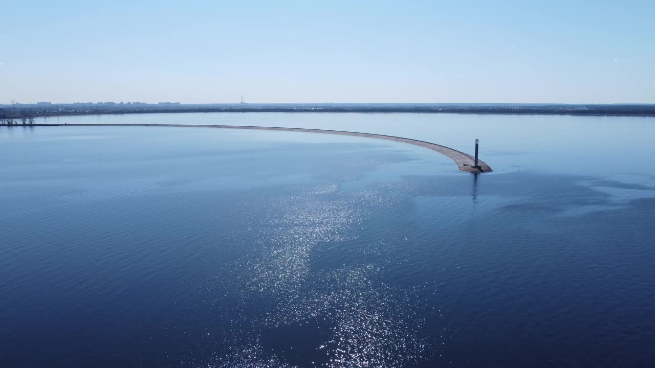 水面有轻微的波浪，下长防波堤，鸟瞰视频素材