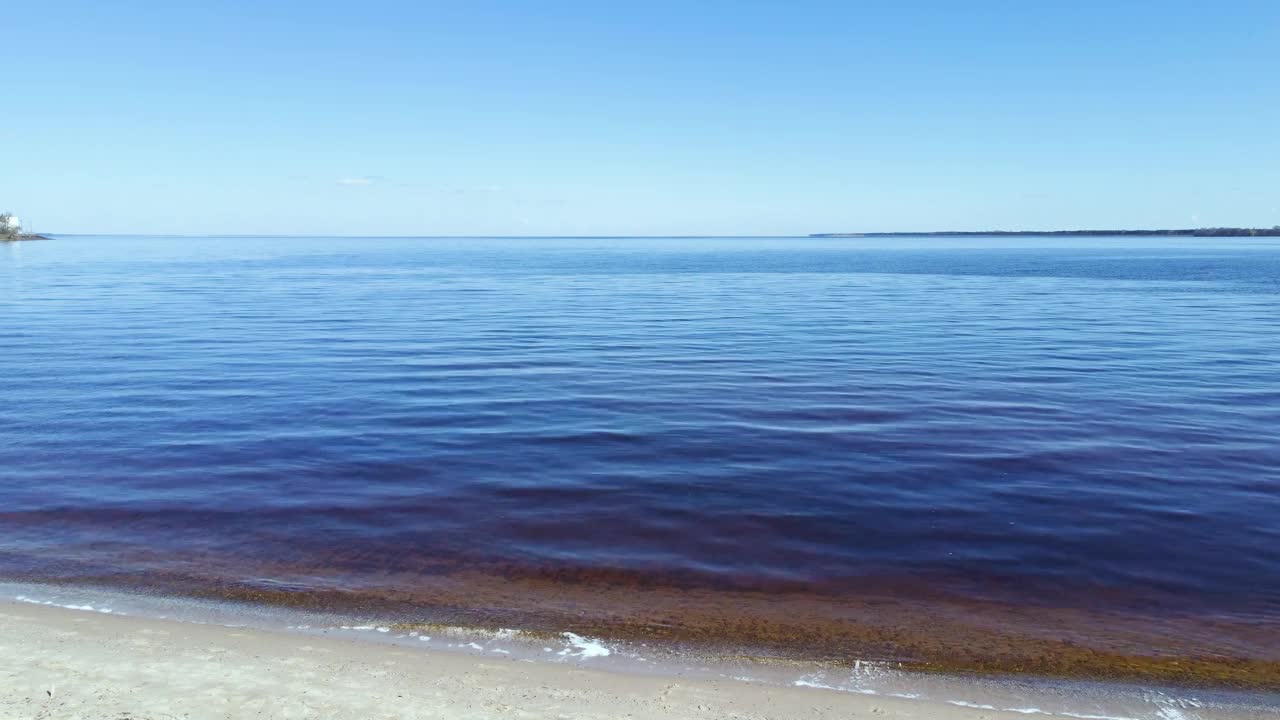 大水库水面微浪，鸟瞰图视频素材