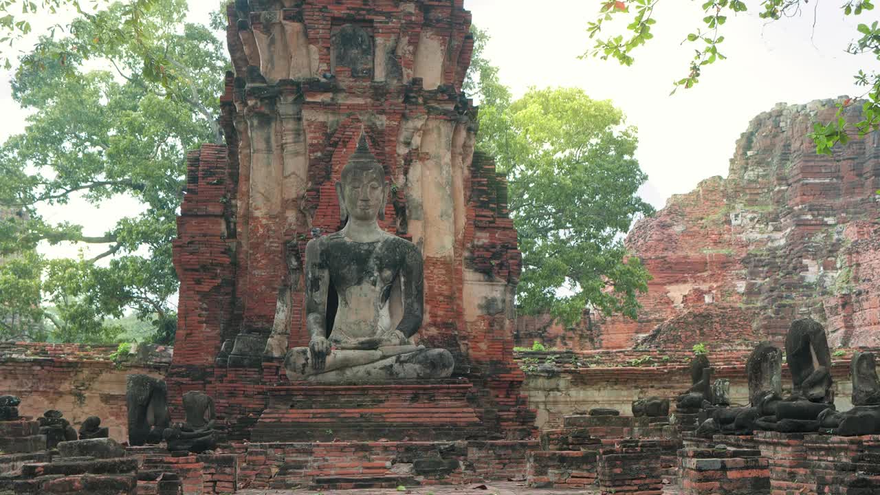 泰国素可泰古都玛哈寺的古老佛像。素可泰历史公园是联合国教科文组织的世界遗产。神奇的泰国旅游概念。视频素材