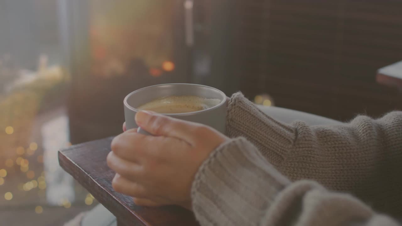 黑白混血女子在云端喝茶的动画视频素材