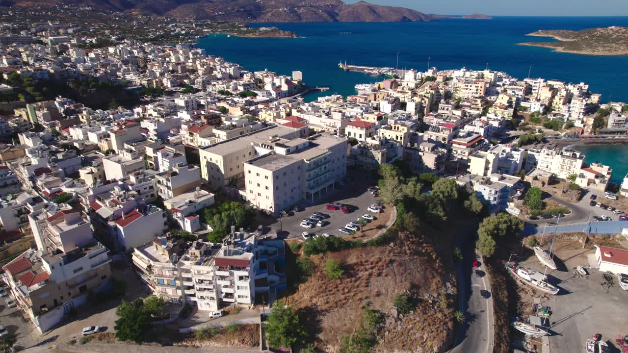 鸟瞰希腊城市Agios Nikolaos。一个美丽的欧洲地中海城市视频素材