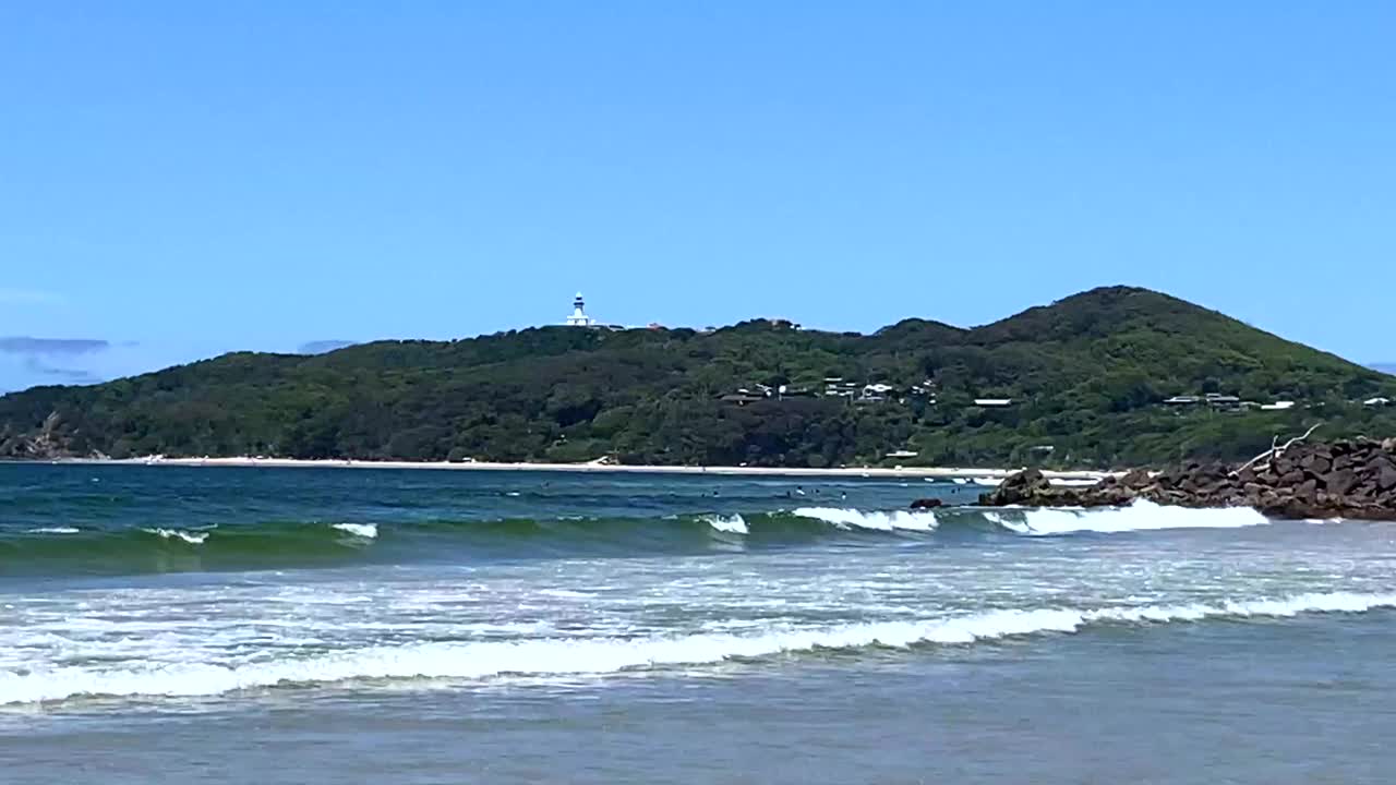 打破海浪与海岬背景视频素材