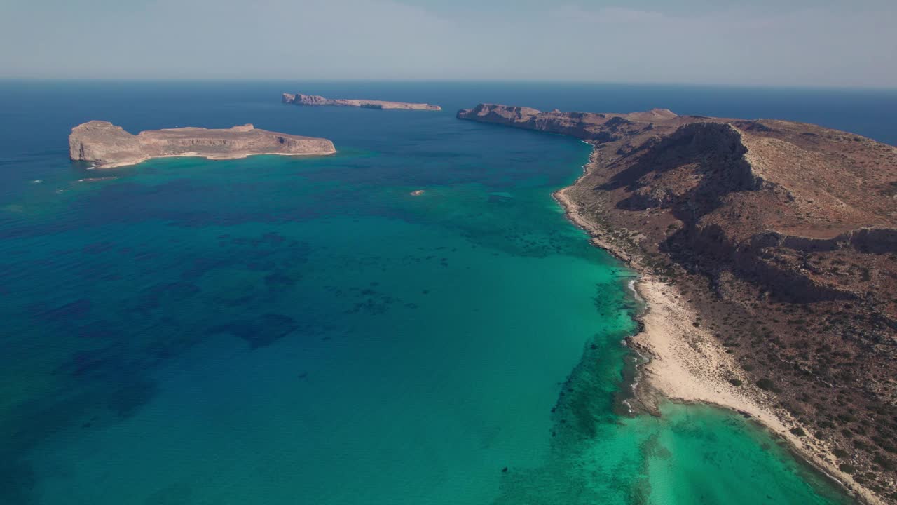 鸟瞰图。夏日里的克里特岛、山脉和大海的美丽景色视频素材