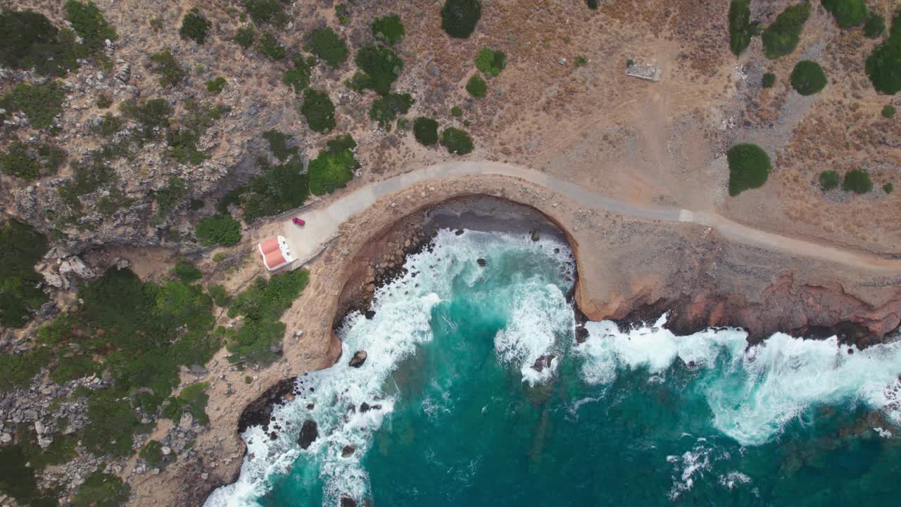 鸟瞰图。大气海景与山脉和岩石。巨浪冲击着海岸视频素材