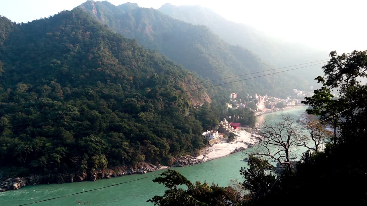 印度北阿坎德邦瑞诗凯诗恒河的风景视频素材