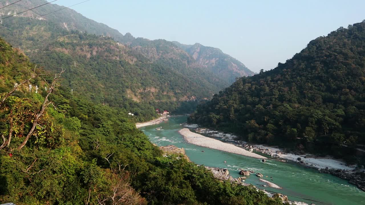 印度北阿坎德邦瑞诗凯诗恒河的风景视频素材