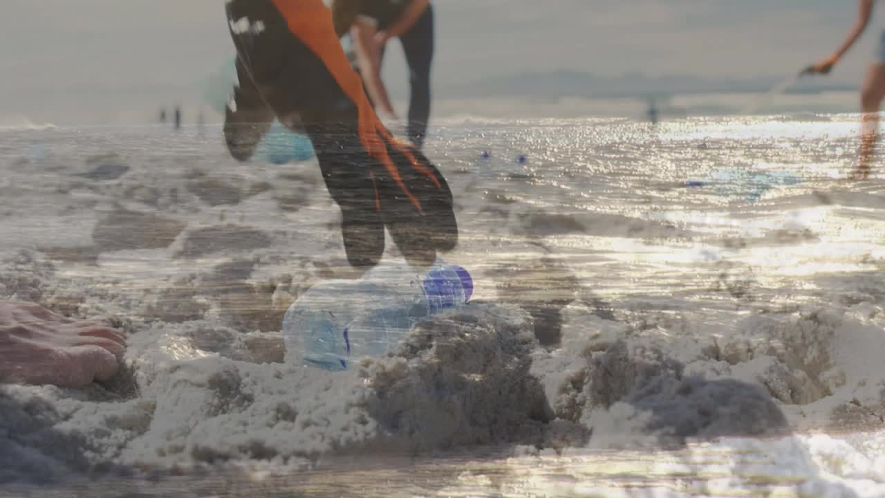 海洋的动画胜过在海滩上挑选塑料瓶的不同女性视频素材