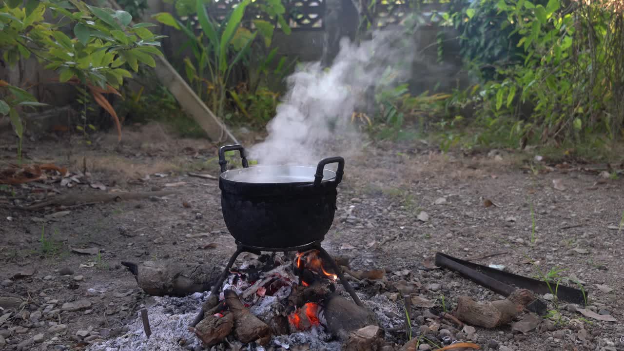 在亚洲乡村的一个木头炉子上煮锅视频素材