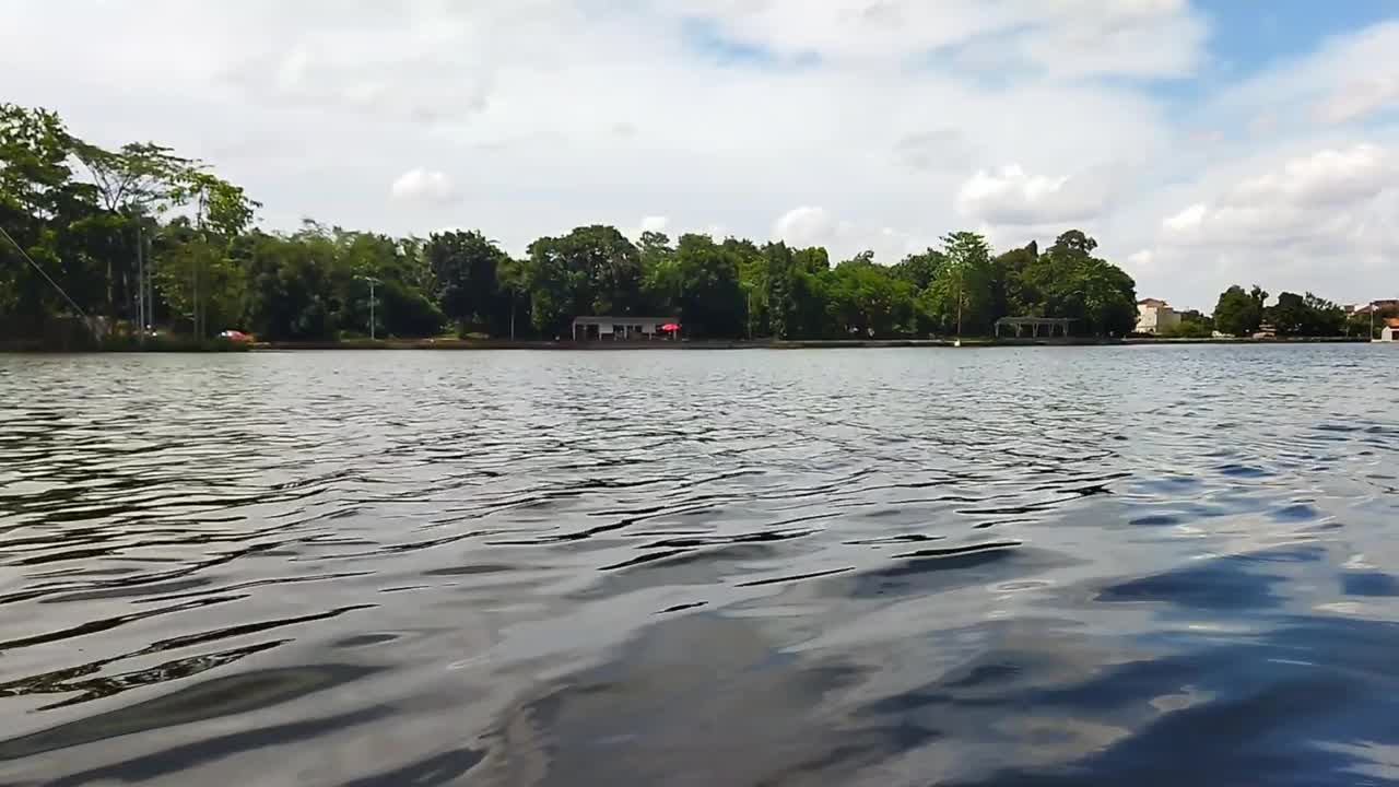 湖水碧波荡漾，天空湛蓝视频素材