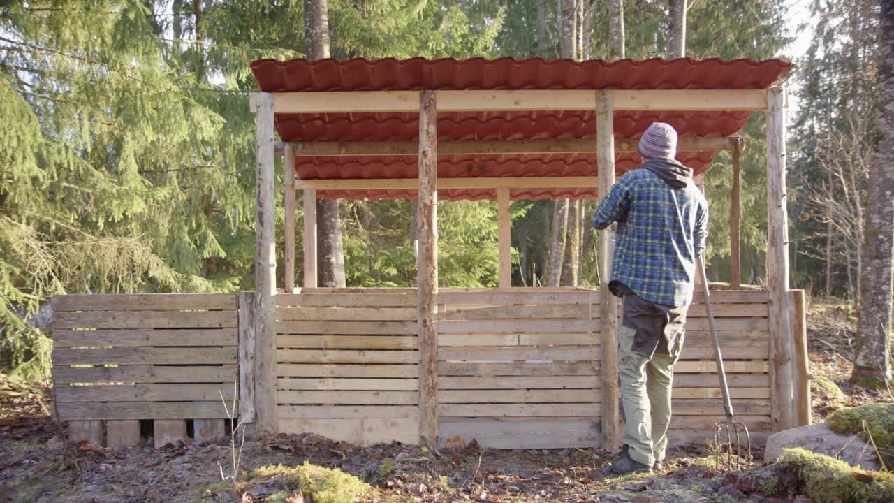 慢动作宽-嬉皮士男子清空堆肥屋的堆肥桶视频素材