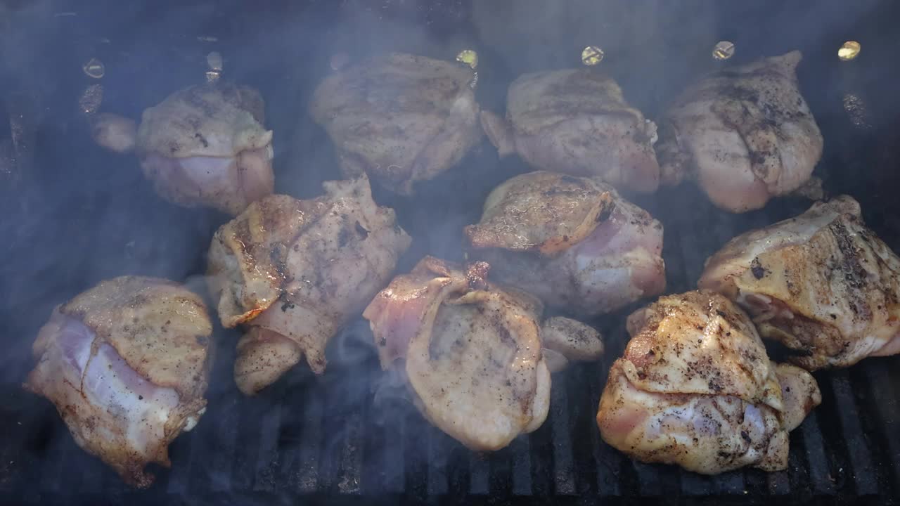 烧烤，肉，鸡肉，木炭，烤肉串。视频下载