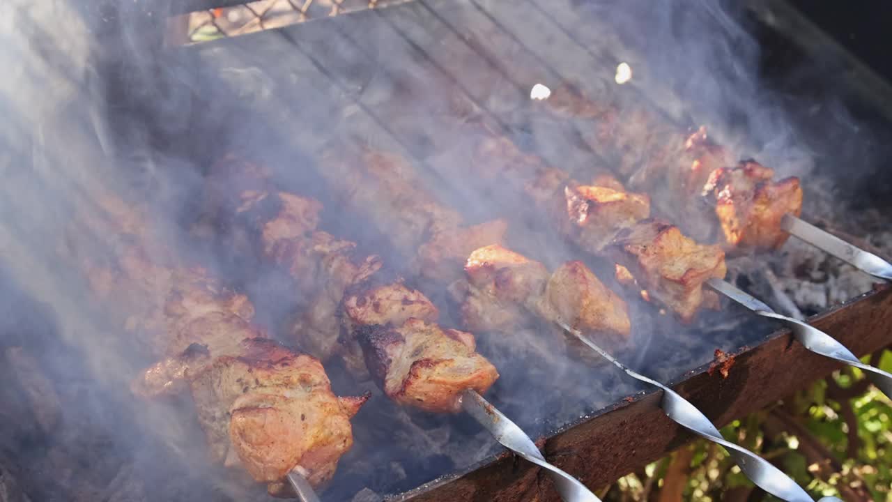 烤肉串上的肉是用木炭烤的。视频下载