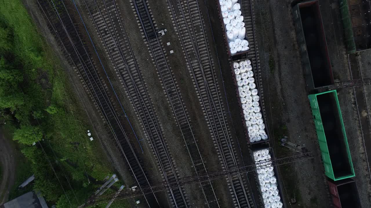 火车站有许多线路和货运列车视频下载