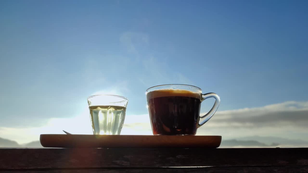 清晨咖啡杯，欣赏山景和薄雾。视频素材