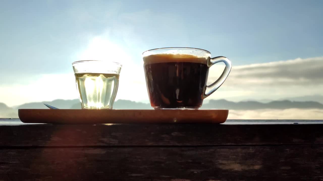 清晨咖啡杯，欣赏山景和薄雾。视频素材