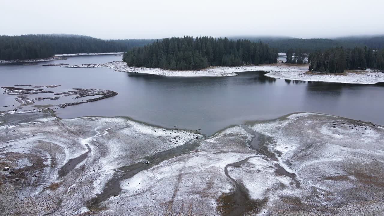 干旱在水电大坝，鸟瞰图。气候变化。视频素材