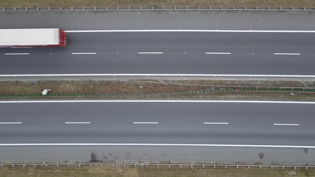 高速公路上行驶的汽车，鸟瞰图视频素材