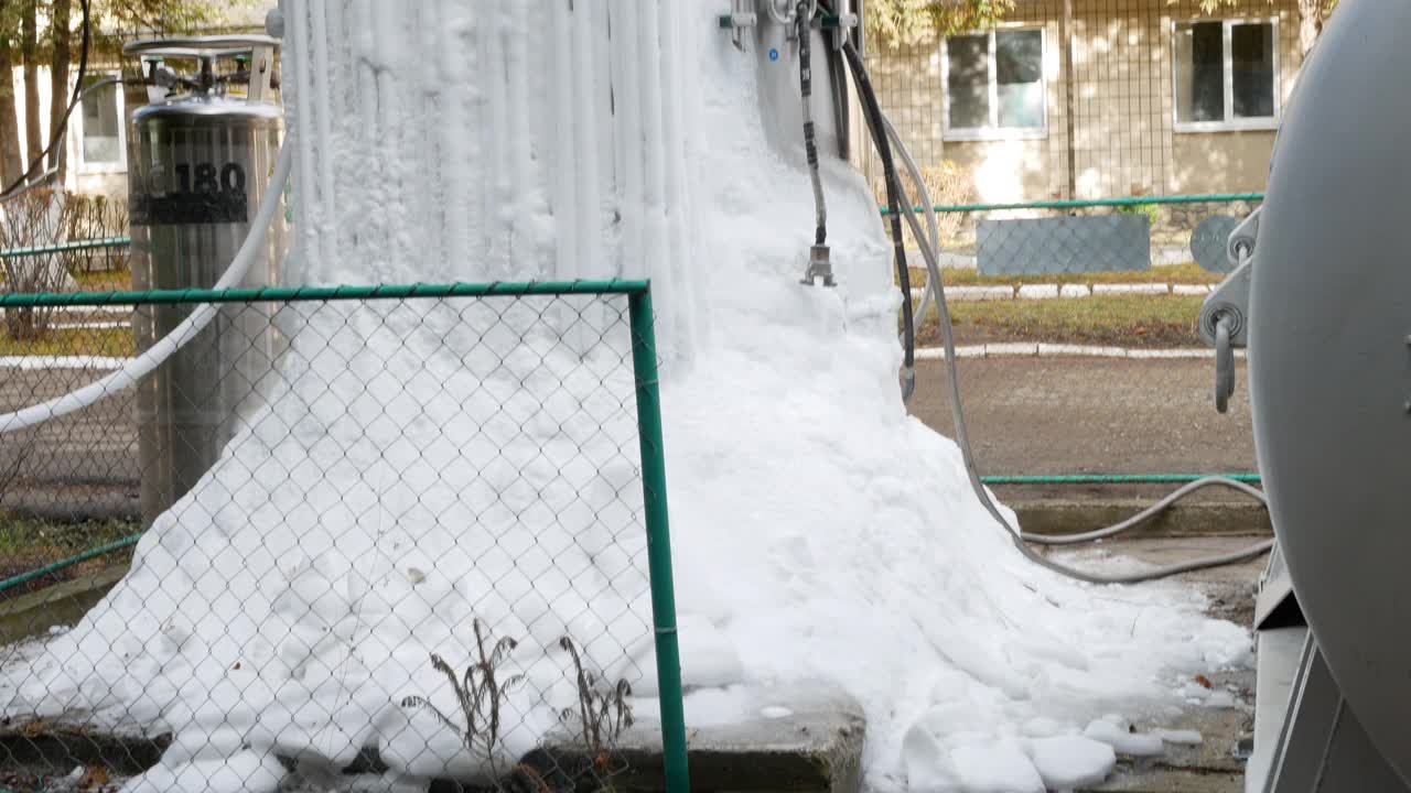 医院附近的氧气生产站对于covid-19患者视频下载