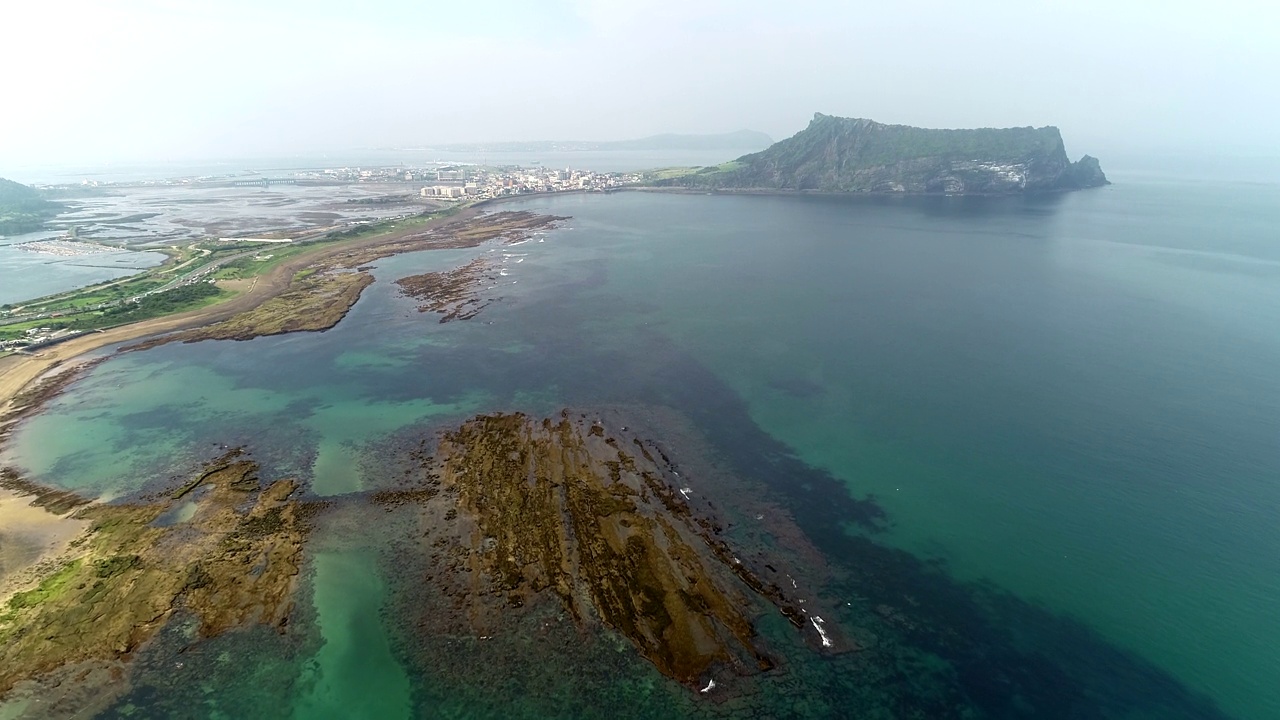 韩国济州城山郡/西归浦市附近的城山一秋峰凝灰岩锥景视频素材