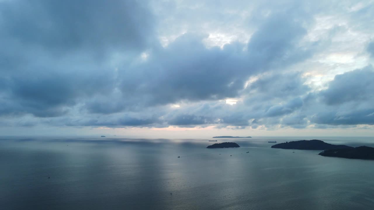 太阳快落山了平静的海洋。视频素材