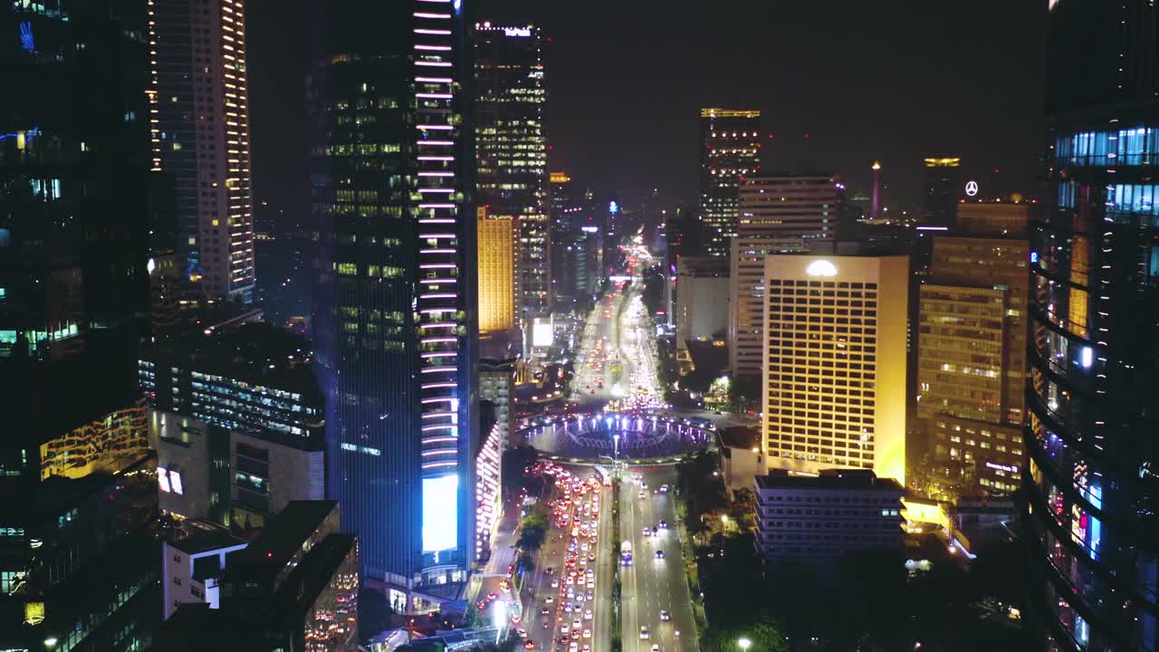 夜间HI环岛的繁忙交通视频素材