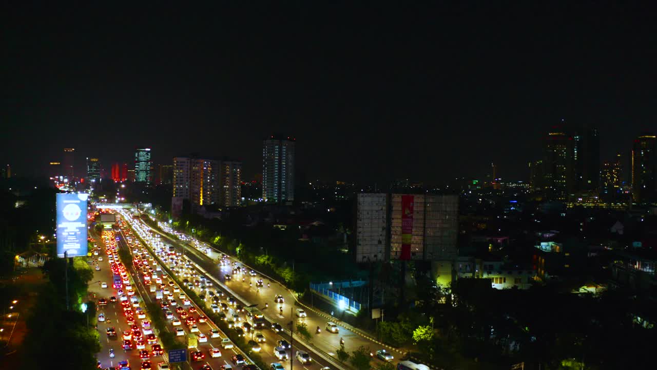 夜间高峰时段道路交通的鸟瞰图视频素材