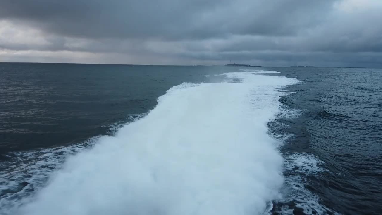 船尾波浪从快速渡轮在北海附近的黑尔戈兰，双体船视频素材