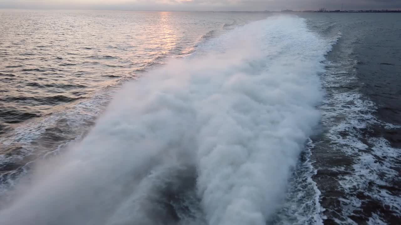 船尾波浪从快速渡轮在北海附近的库克斯港日出，双体船视频素材