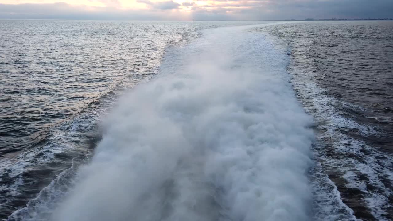 船尾波浪从快速渡轮在北海附近的库克斯港日出，双体船视频素材