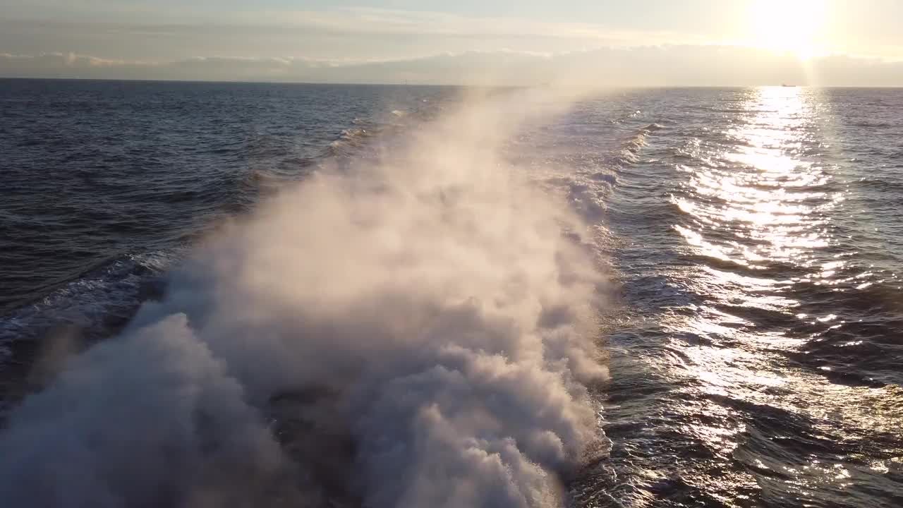 日出时从北海快速渡船上的船尾浪，双体船视频素材