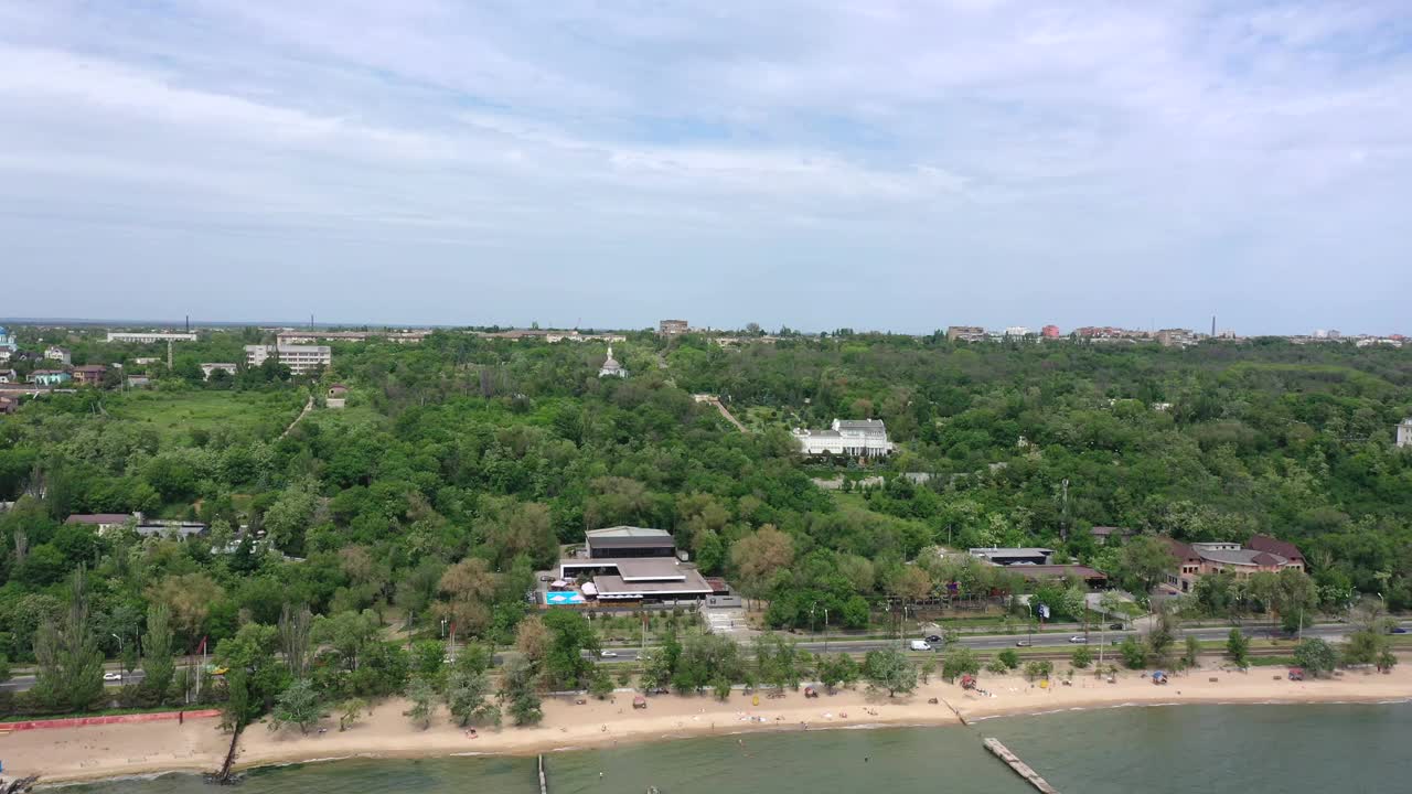 无人机的观点。海滨小镇的全景。视频素材