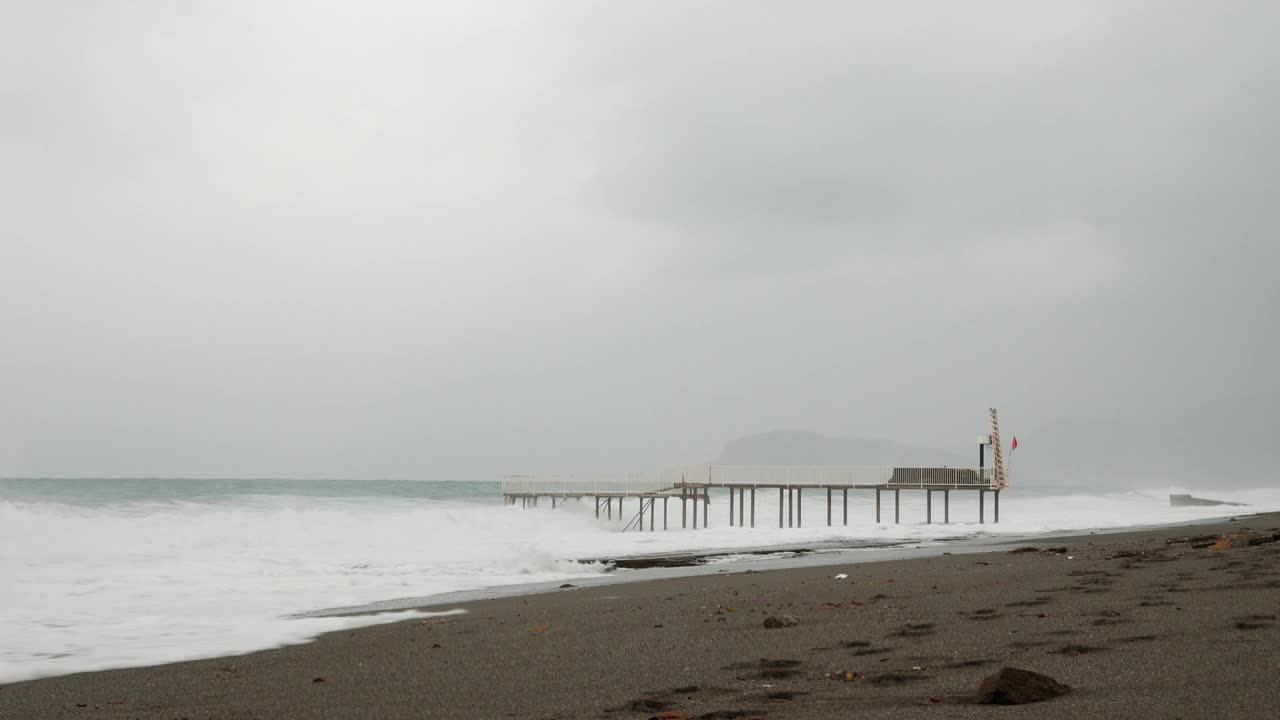 惊涛骇浪。波涛汹涌的大海。汹涌的海浪和白色的泡沫。海浪到达沙滩。美丽的自然景观视频素材