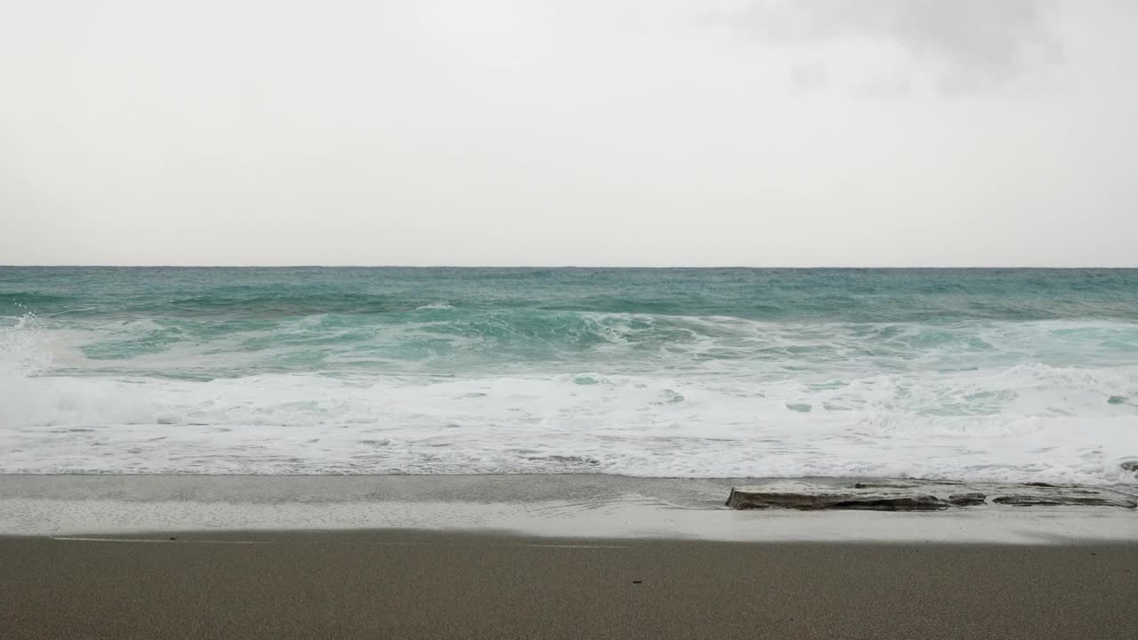 巨大的海浪拍打着水面，撞击着海滩。海上狂风暴雨的天气。严重的海洋。戏剧性的海洋视频素材