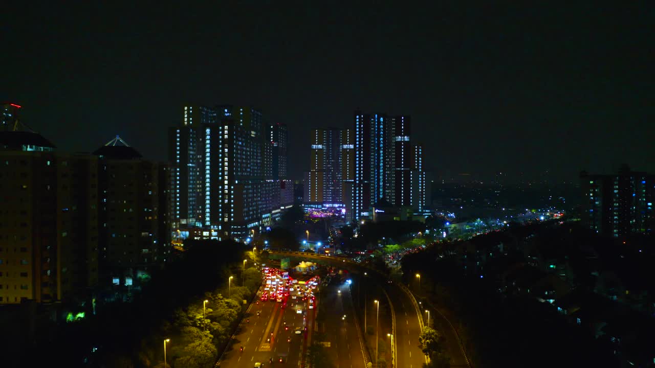 美丽的夜晚交通与雅加达的天际线在夜晚视频素材