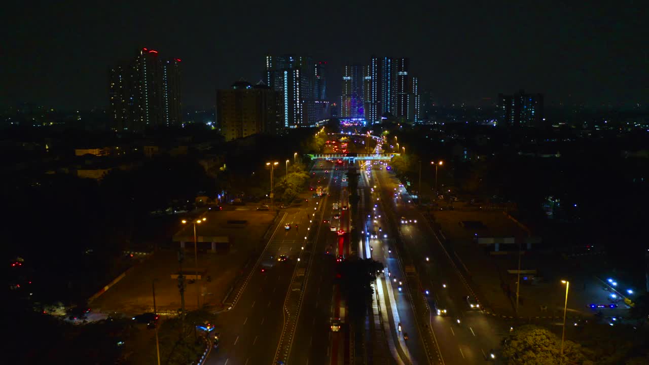 夜间雅加达市的高速公路交通视频素材