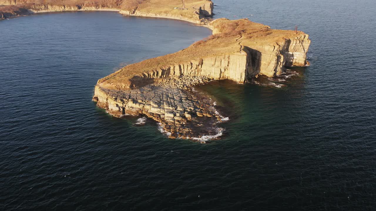 鸟瞰图的岩石岬托比兹纳。海边自然景观视频素材