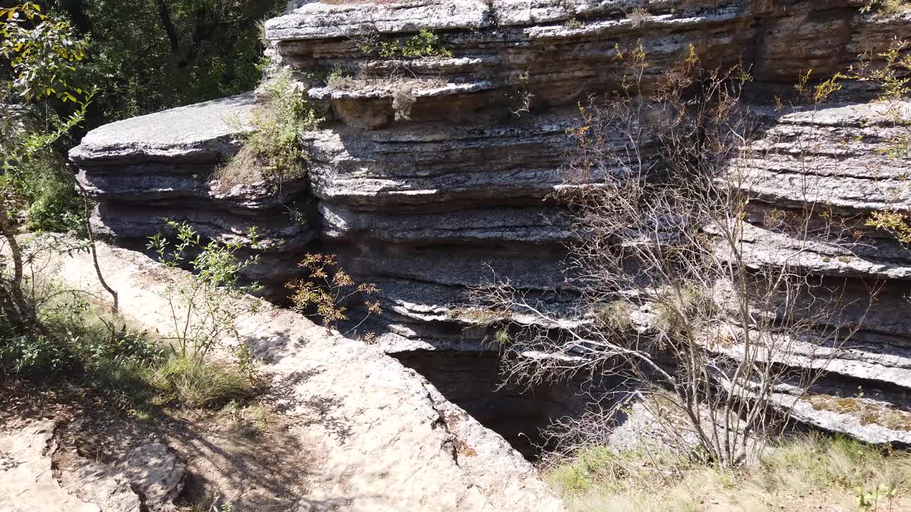 东塞尔维亚的沉积岩，Rosomacki lonci峡谷。徒步旅行和自然视频下载