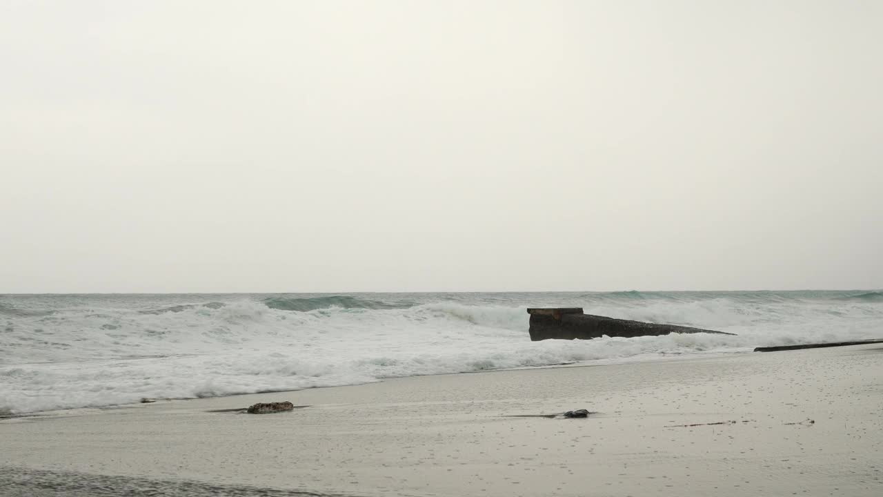 戏剧性的波涛汹涌的海面。巨浪冲击海岸线，造成水的爆炸和溅起的水花。优美的海洋自然景观。多风多雨的天气视频素材