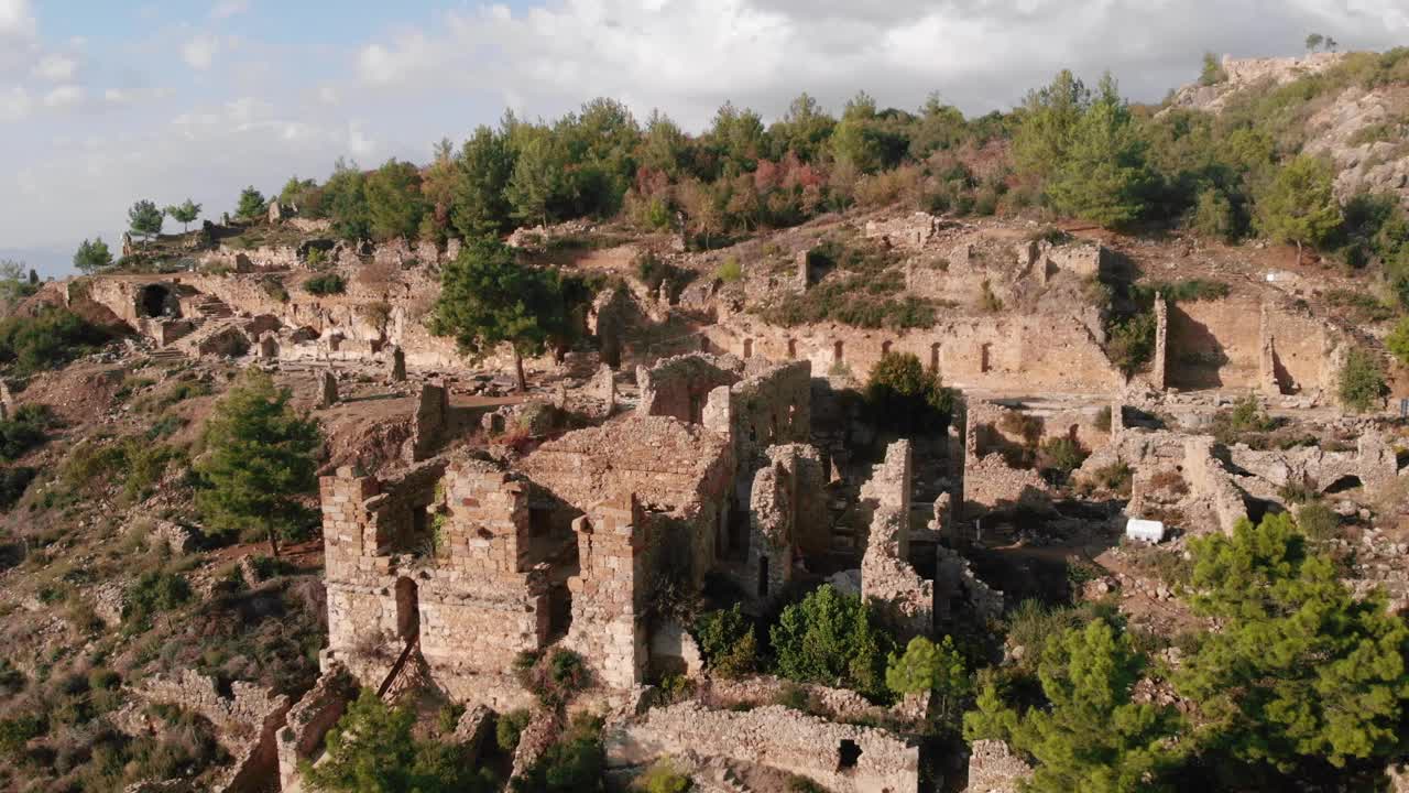 土耳其锡德拉古城的历史和宗教建筑遗迹。古玩城的废砖墙。旅游和建筑的概念。视频素材