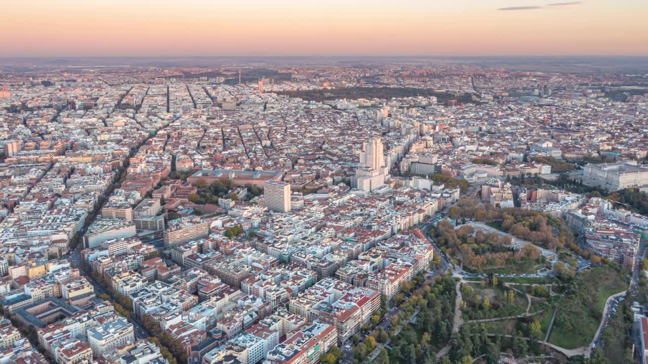 空中全景镜头大城市在日落时间。城市中心的全景照片。马德里,西班牙视频素材