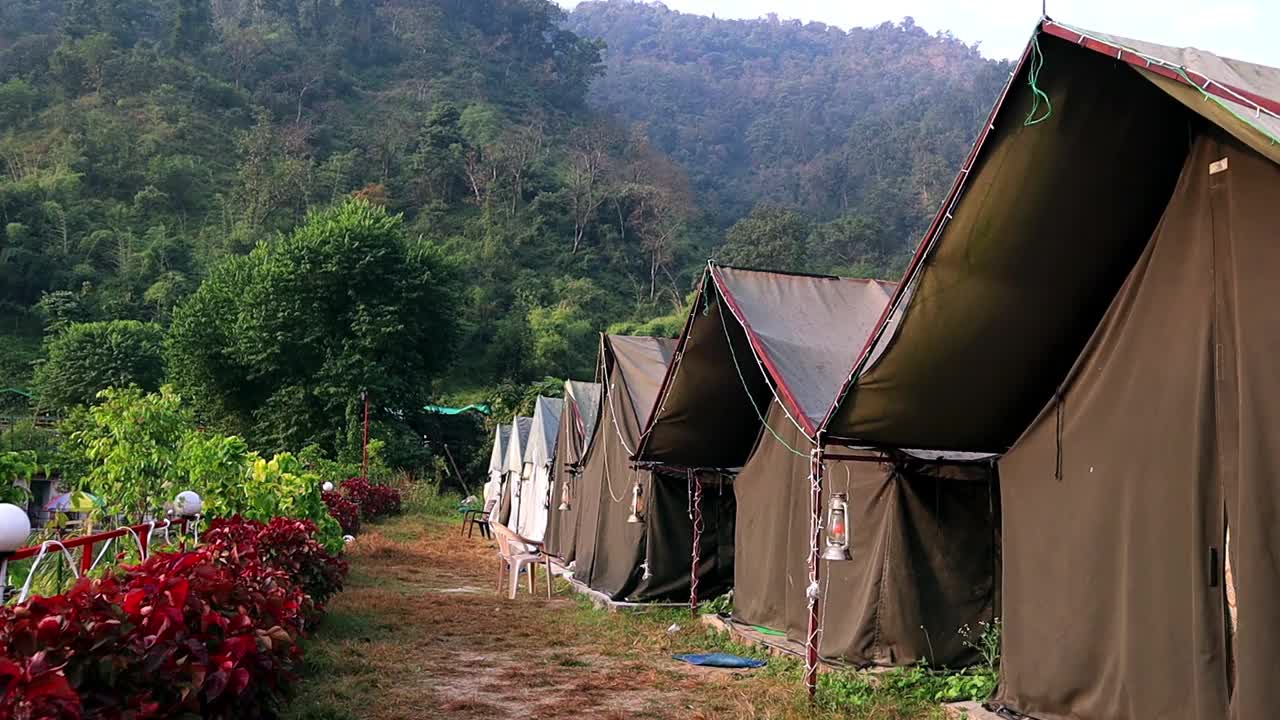 在印度北阿坎德邦的Shivpuri, Rishikesh，一对夫妇在周末假期一起在帐篷里露营视频素材