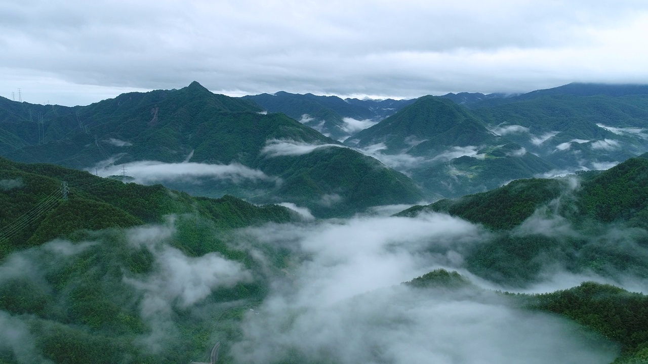 雾中的德杭山风景/韩国江原道三陟市视频素材